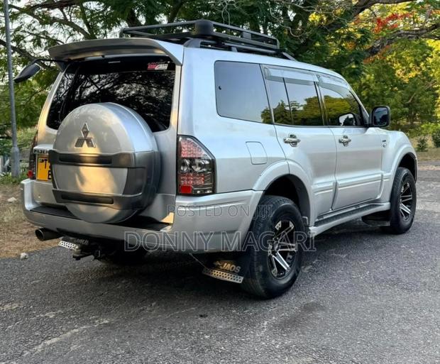 Mitsubishi Pajero 2004 Silver