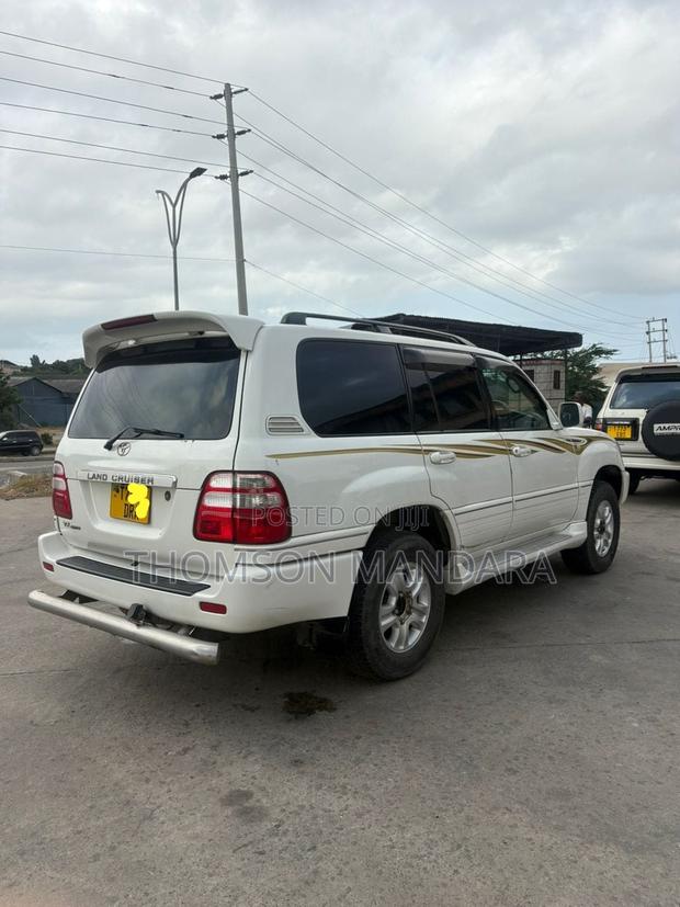 Toyota Land Cruiser 2004 White
