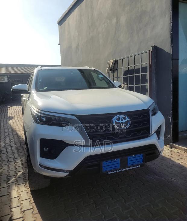 Toyota Fortuner 2.4 D RWD 2022 White