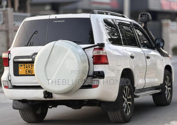 Toyota Land Cruiser 2012 White