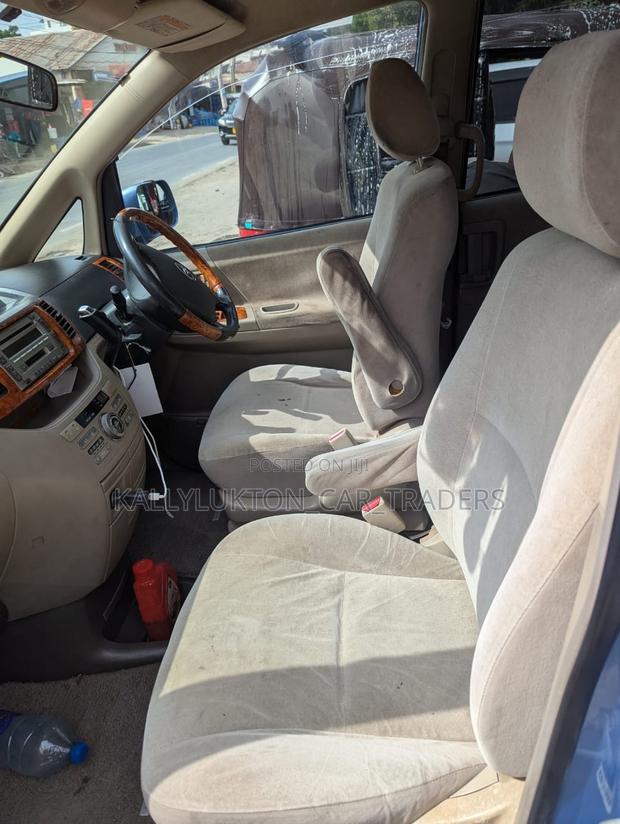 Toyota Noah 2005 Blue