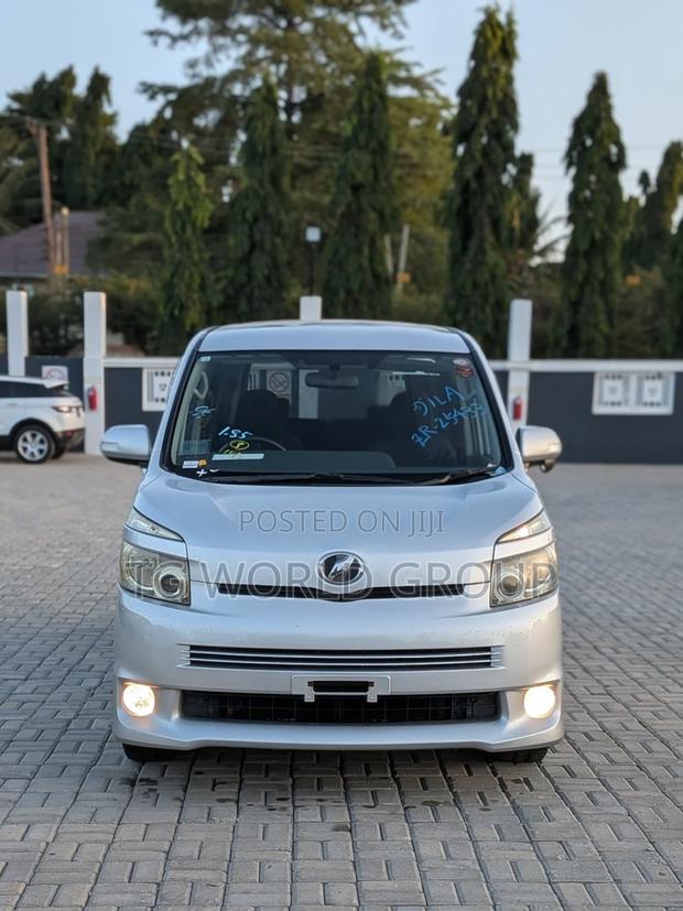 Toyota Voxy 2009 Silver