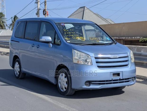 Toyota Noah 2.0 143hp FWD (8 Seater) 2008 Blue
