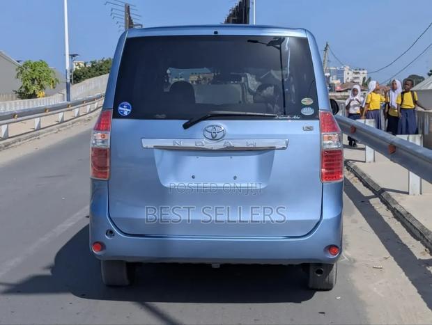 Toyota Noah 2.0 143hp FWD (8 Seater) 2008 Blue