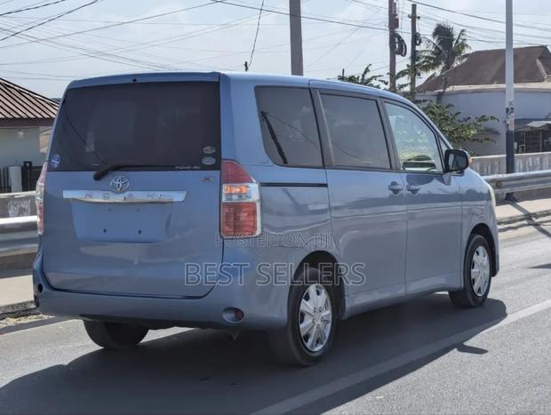 Toyota Noah 2.0 143hp FWD (8 Seater) 2008 Blue