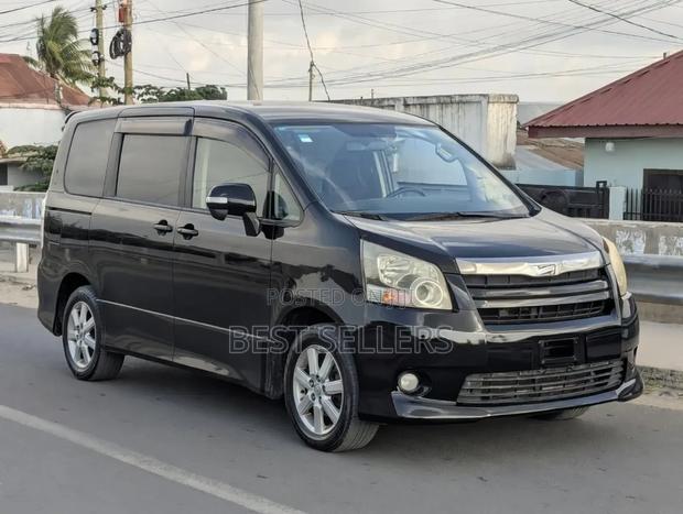 Toyota Noah 2.0 143hp FWD (8 Seater) 2008 Black