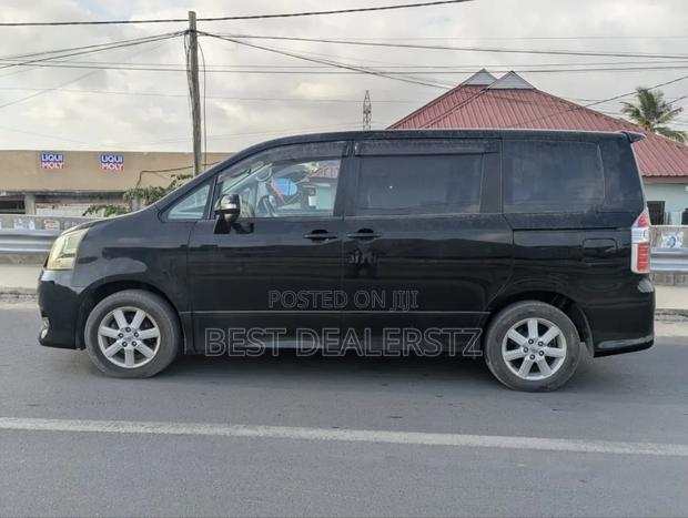 Toyota Noah 2.0 143hp FWD (8 Seater) 2008 Black