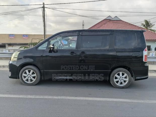 Toyota Noah 2.0 143hp FWD (8 Seater) 2008 Black