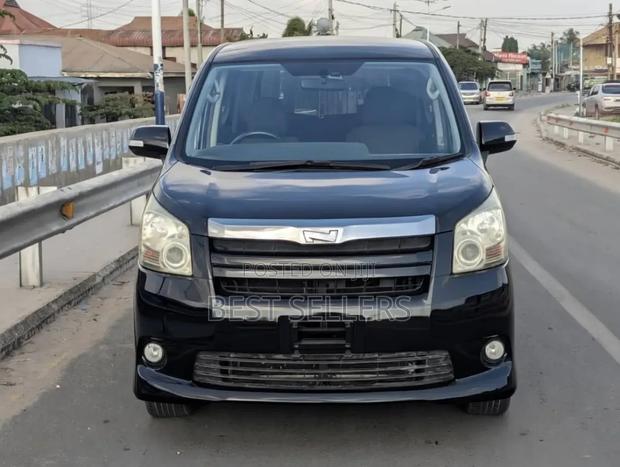 Toyota Noah 2.0 143hp FWD (8 Seater) 2008 Black