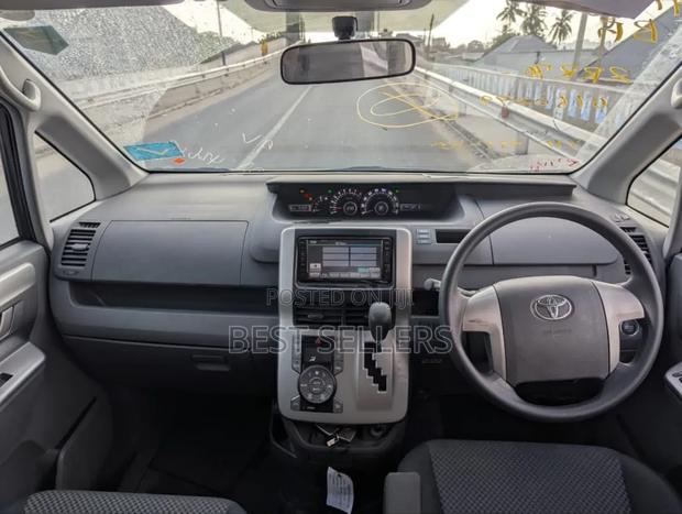 Toyota Noah 2.0 143hp FWD (8 Seater) 2008 Black