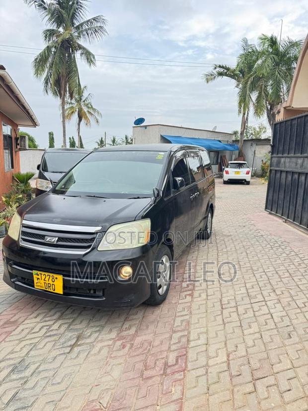 Toyota Noah 2006 Black