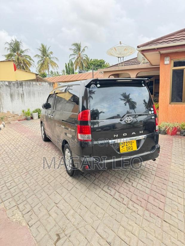 Toyota Noah 2006 Black