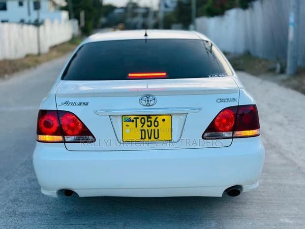 Toyota Crown 2006 White