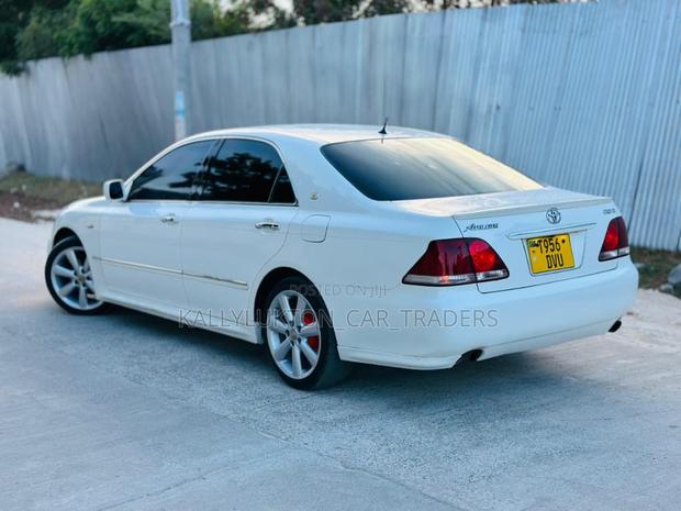 Toyota Crown 2006 White