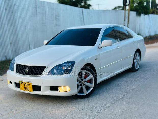 Toyota Crown 2006 White
