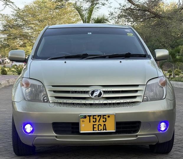 Toyota IST 2005 Gold