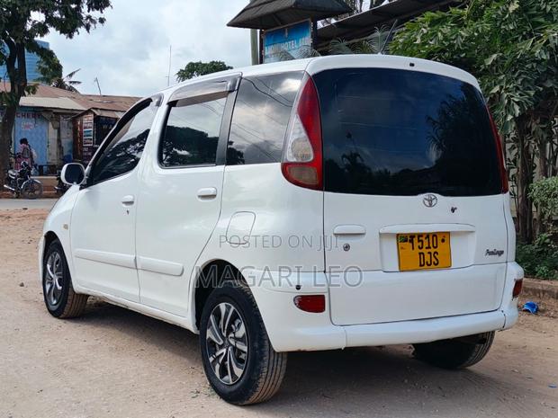Toyota Fun Cargo 2004 White