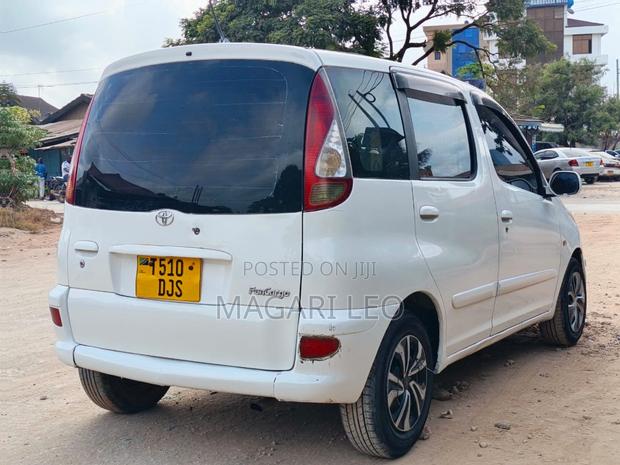 Toyota Fun Cargo 2004 White