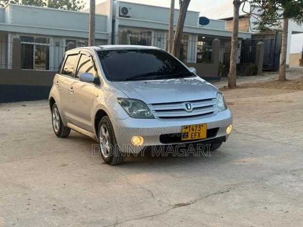 Toyota IST 2004 Silver