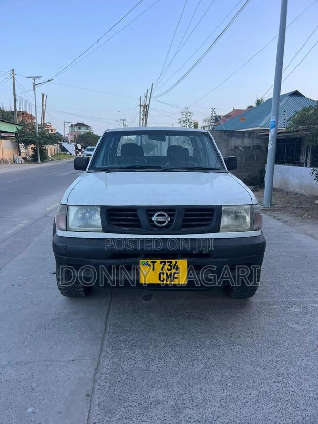 Nissan Hardbody 2010 White