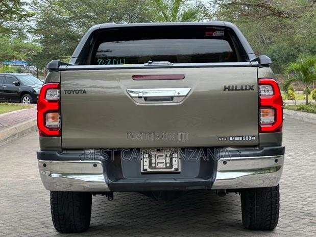 Toyota Hilux 2022 Brown