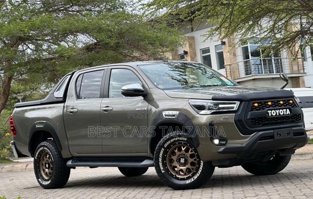 Toyota Hilux 2022 Brown