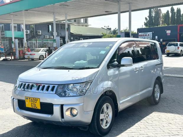 Mitsubishi Delica 2010 Silver