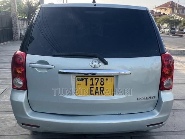 Toyota Raum 2003 Silver
