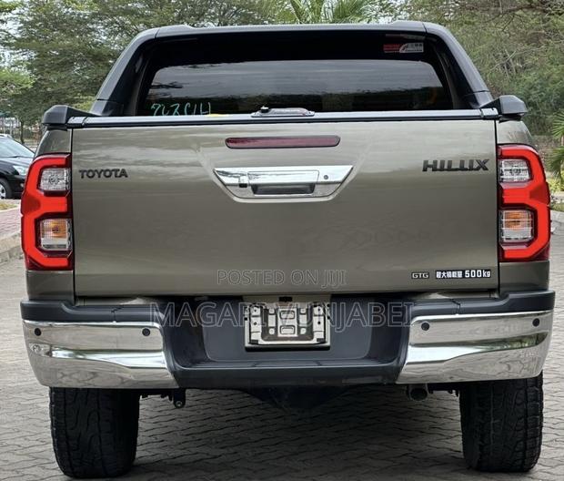 Toyota Hilux 2022 Gray