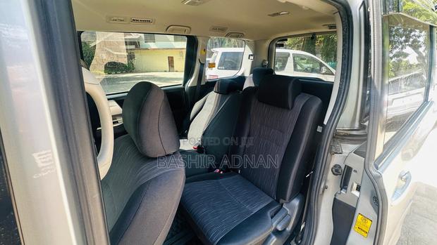 Toyota Noah 2.0 143hp FWD (7 Seater) 2010 Silver