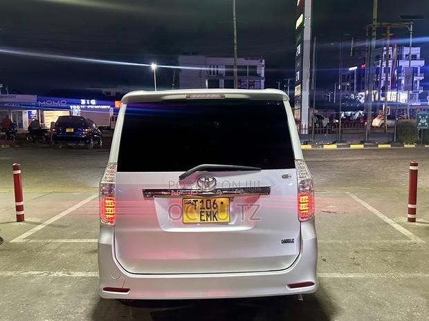 Toyota Noah 2009 Silver