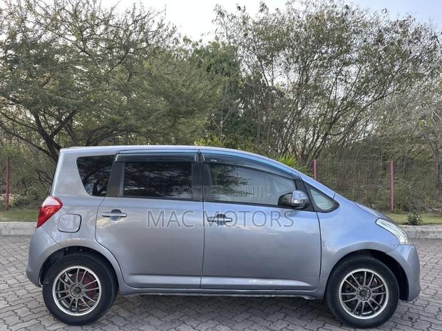 Toyota Ractis 2007 Gray
