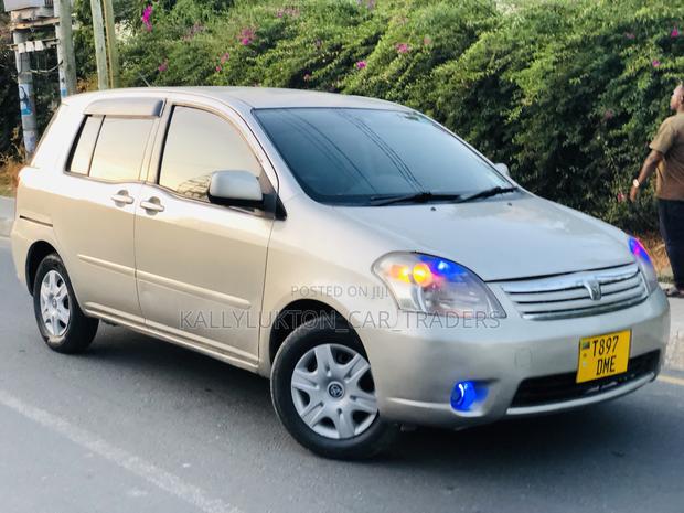 Toyota Raum 2004 Gold