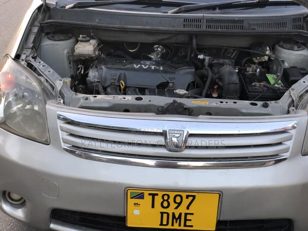 Toyota Raum 2004 Gold
