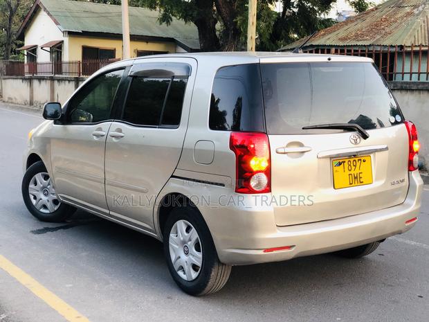 Toyota Raum 2004 Gold