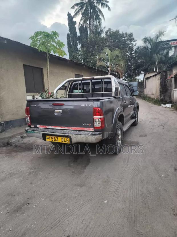 Toyota Hilux 2010 Gray