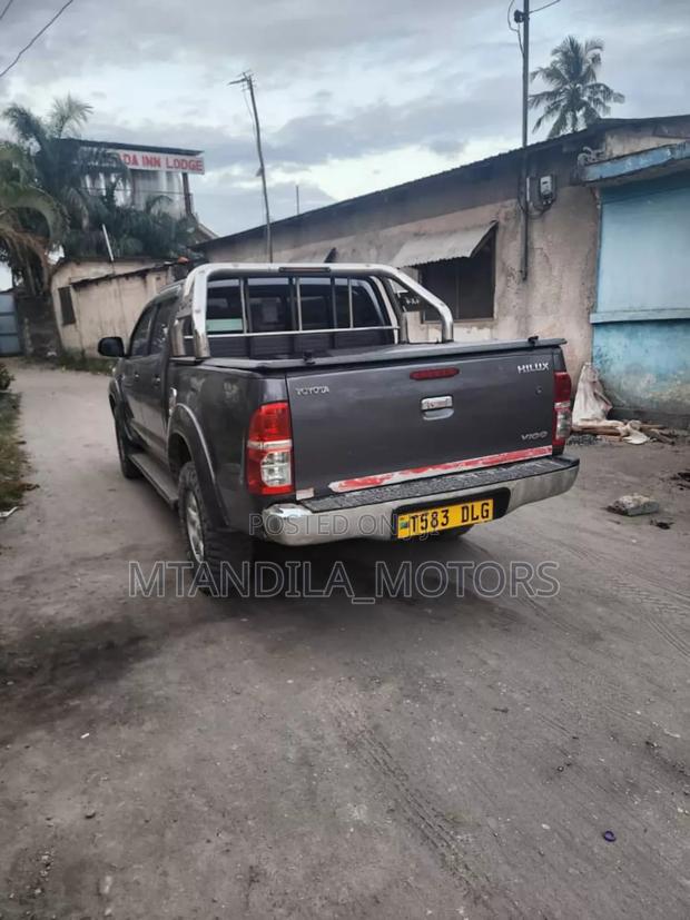Toyota Hilux 2010 Gray