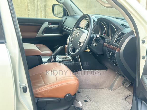 Toyota Land Cruiser 2015 White