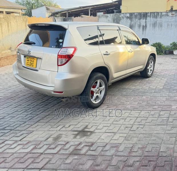 Toyota Vanguard 2010 Gold