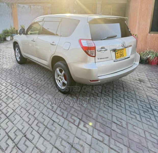 Toyota Vanguard 2010 Gold