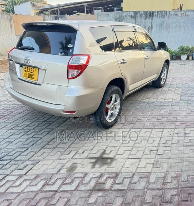 Toyota Vanguard 2010 Gold
