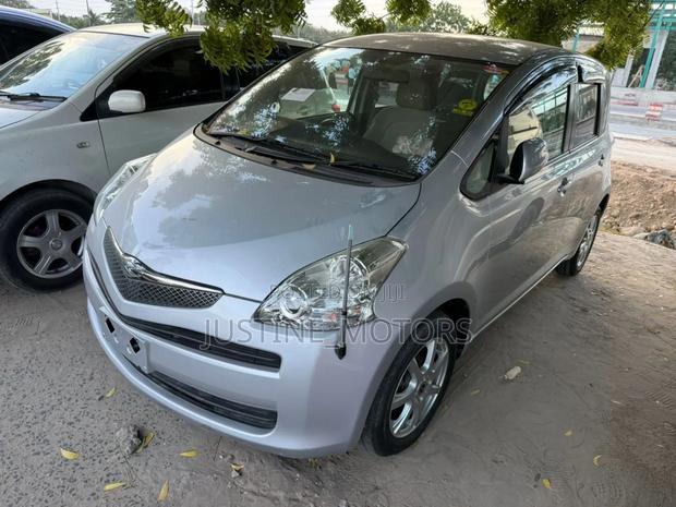 Toyota Ractis 2010 Silver