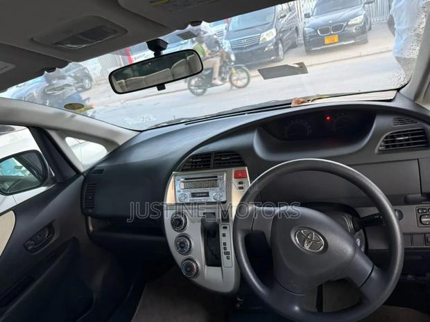 Toyota Ractis 2010 Silver