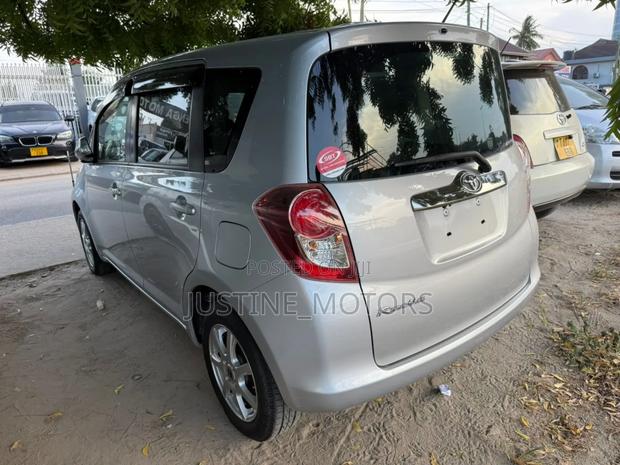 Toyota Ractis 2010 Silver