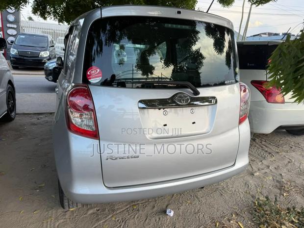 Toyota Ractis 2010 Silver