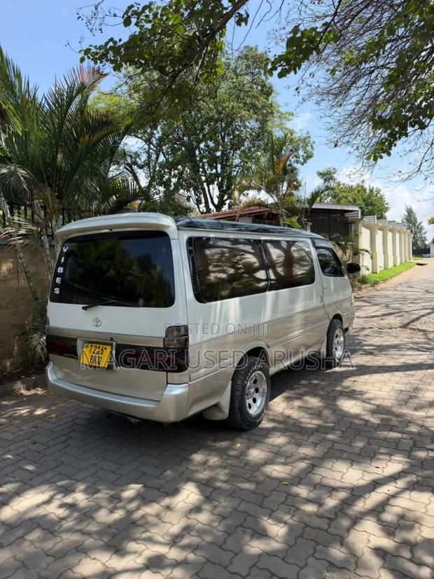 Toyota HiAce 2000 Silver