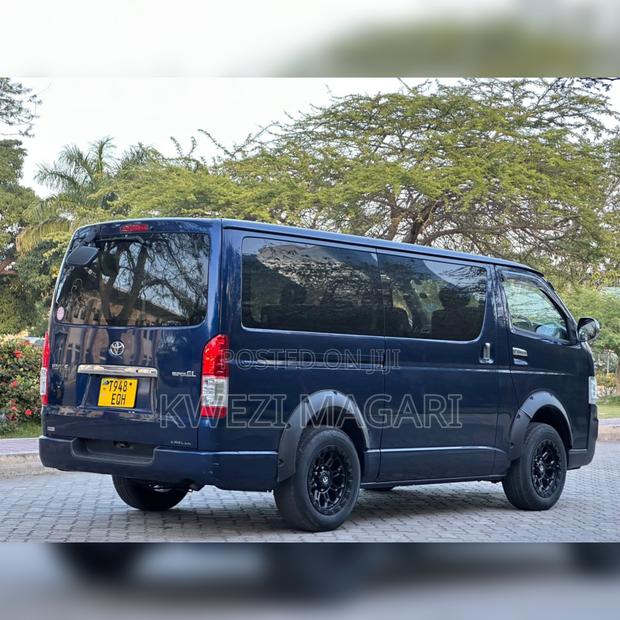 Toyota HiAce 2009 Blue