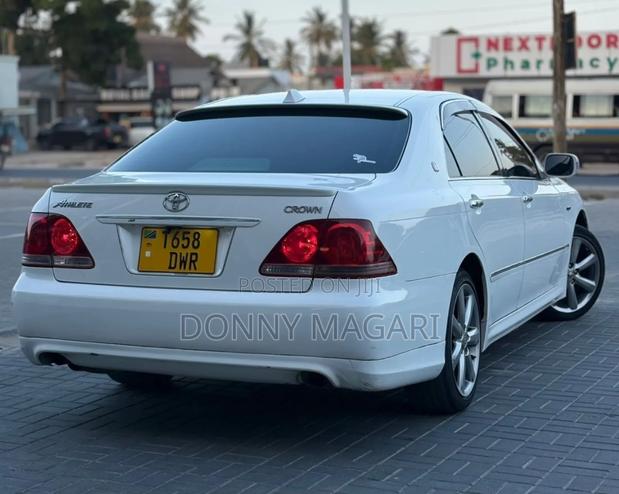 Toyota Crown 2006 White