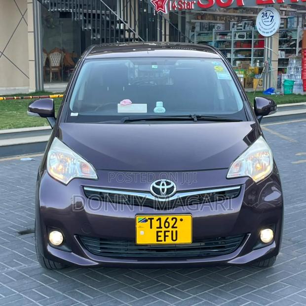Toyota Ractis 1.3 FWD 2011 Maroon
