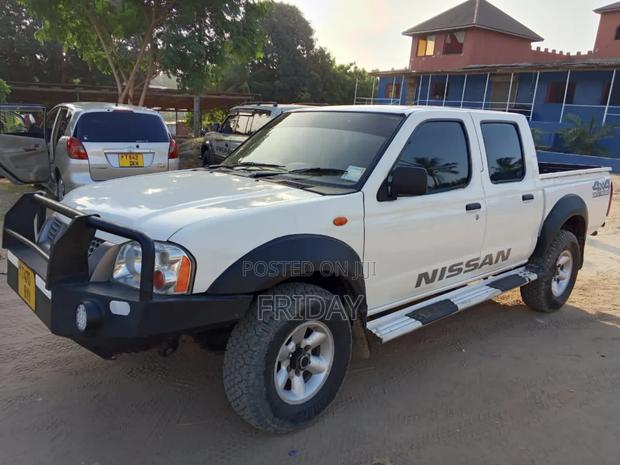 Nissan Hardbody 2010 White